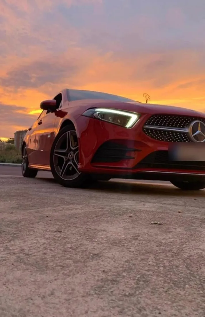 Faro transparente y llanta limpia de un Mercedes rojo