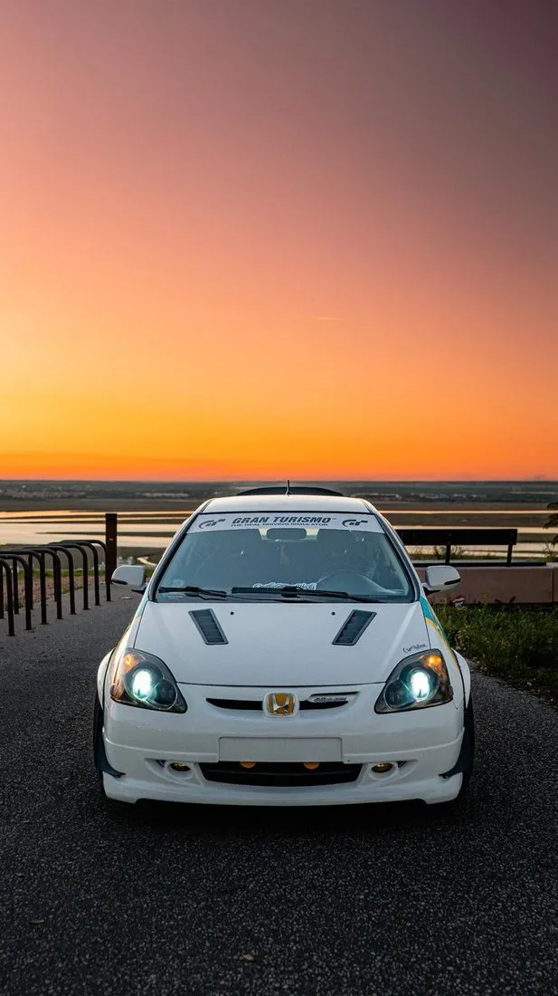 Honda Civic blanco de frente al atardecer tras un detailing en Huelva